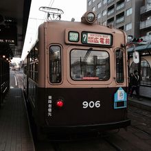 古い車両から近代化した車両まで走っている。