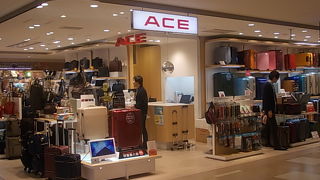 空港内でスーツケースを探すならこちらです