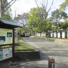 玄関へと至る道には、園内の見所がパネルで紹介されていました