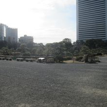 さて園内へ…残念ながら逆光です