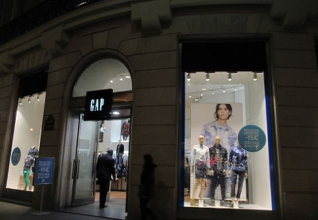 GAP キャピュシーヌ通り店　ヨーロッパでも人気