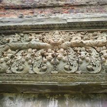漆喰に彫られたカーラ(死神ー仏教では閻魔）とまぐさの彫刻