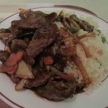 牛肉の炒め物とチャーハン　