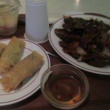 揚げ春巻き３本　チャーハンと牛肉の炒め物　デザートで８ユーロ