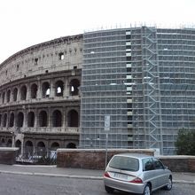 ローマ市内から見える側に足場がありました