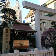 神戸大丸の斜め前、ビルに囲まれた神社は三宮という地名の由来になった神社