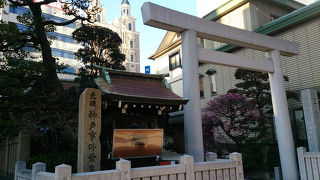 神戸大丸の斜め前、ビルに囲まれた神社は三宮という地名の由来になった神社