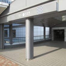 ゆりかもめ「竹芝」駅東口を出ると…