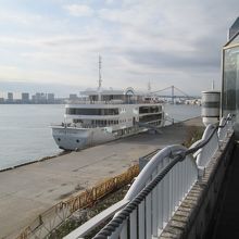 こちらが「竹芝桟橋」です…奥には「レインボーブリッジ」も見え