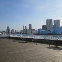 高層ビル街の左奥には「東京スカイツリー」が見えます