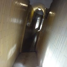 クーポラの形に傾いた階段