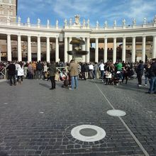 手前の地面の白い丸からは回廊の柱が重なって見えます