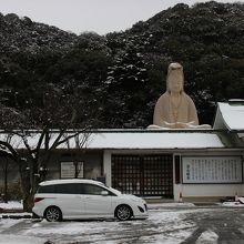 観音様に見守られて