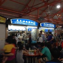 やはり人気店。行列が出来てます。