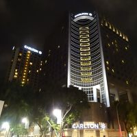 私が泊まったのは、左のほうの建物