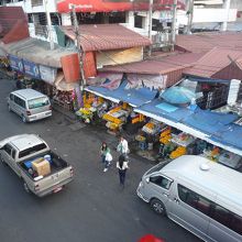 川沿いは花が売られています