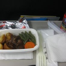 メインは機内食。
