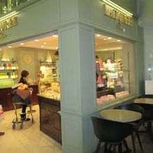 ラデュレ (シャルル ド ゴール国際空港店)