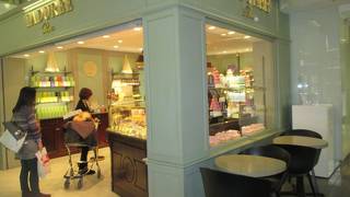 ラデュレ　CDG店　直前に買うので新鮮かつ壊れない