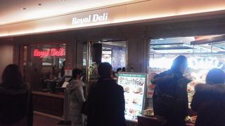 ここも飛行機鑑賞スポット「ロイヤルデリ(Royal Deli)」～羽田空港～
