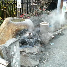 温泉街らしい湯煙を上げています。