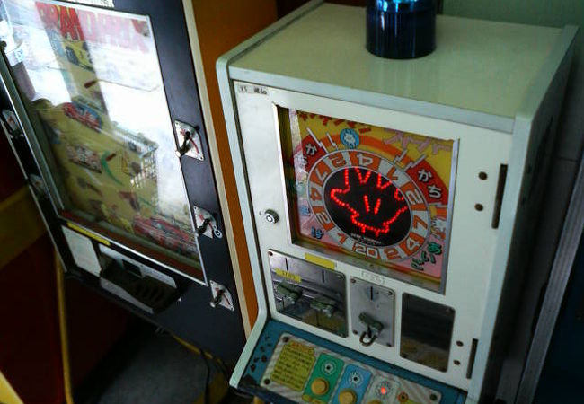 駄菓子と10円ゲーム機で昔を懐かしめる店