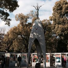 佐々木禎子さんの像には全国からの千羽鶴が飾られていました。