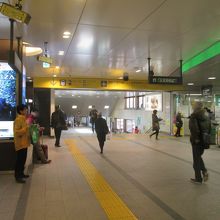 JR「浜松町」駅の改札を出て、右手に向かいます