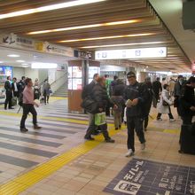 エスカレーターで下り、「文教堂」前を右手に向かいます