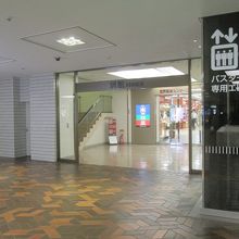 こちらは「文教堂」などの入る別館