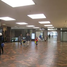 向こう側が諸施設のある本館です