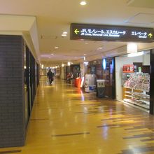 地下のレスロラン街は、なかなか充実しています