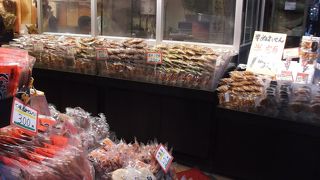 小町通りにある派手なお煎餅屋さん