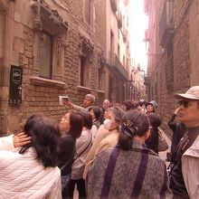 バルセロナ旧市街の街並みを少し歩いて入館