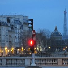 オーシャンジュ橋からアンヴァリッドとエッフェル塔が見えます