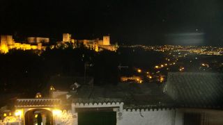 夜間アルハンブラ宮殿の夜景が見れる街の上の展望台広場