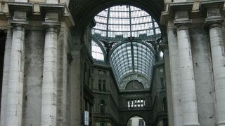 ツアーでは車窓見学のみ。ミラノのガレリアのほうが有名だからでしょう