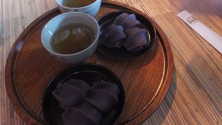 座敷に座って赤福を