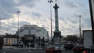 バスティーユ広場　今でもデモがあるとここに集まる