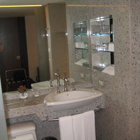 こんな感じ。トイレはシャレット。バスルームは普通って感じでし