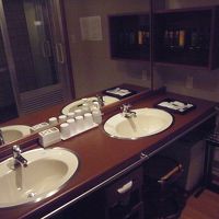 洗面台も２面。アメニティは普通ですが、バスローブがあります