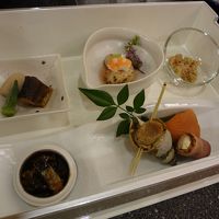 温泉旅館らしからぬモダンな器使いも