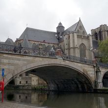 橋の下からの眺め