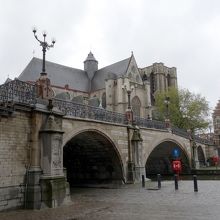 橋の一段低いところにも通りがあります。