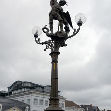 橋の上にたっている聖ミカエル像