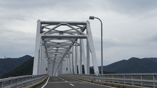 白い鉄橋は、周囲の西海国立公園の景色によくなじんでいます