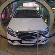 くじの景品の車が展示してあります。