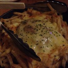 ポテトフライのチーズがけ