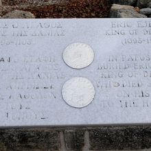 そばにデンマーク王がここで亡くなったプレート