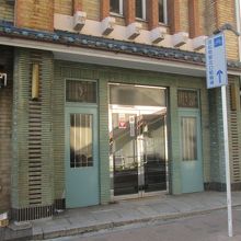 窓ガラスの上部にはステンドグラスがはめ込まれていました